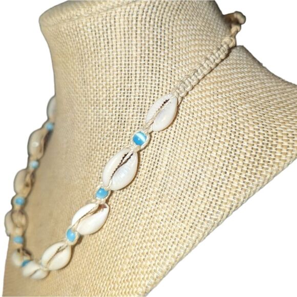 Vintage puka shell and blue beaded necklace - Picture 2 of 9